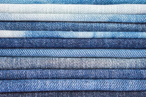 Jak skompletować garderobę na bazie jeansów? Pomysły i inspiracje